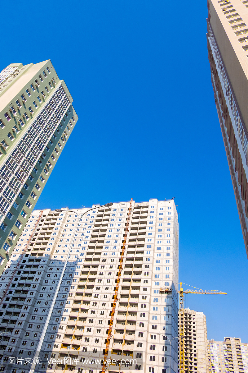 以蓝天为背景的新住宅综合体。基辅,乌克兰